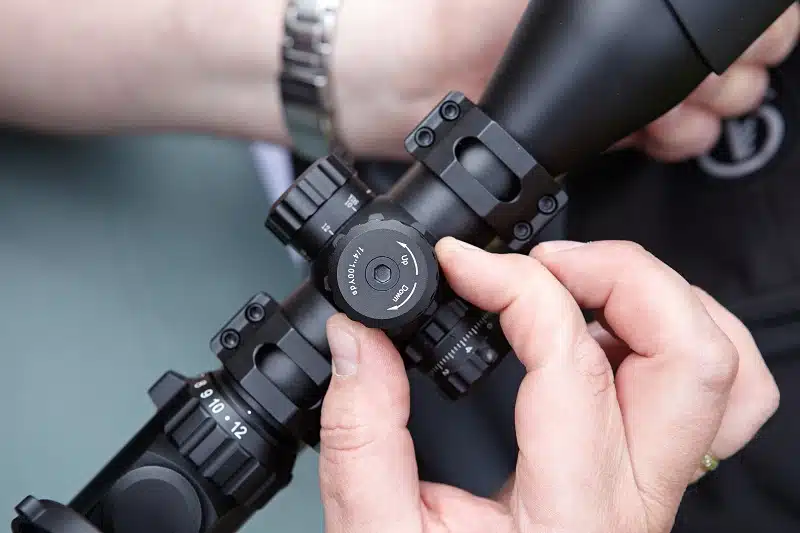 adjusting rifle scope